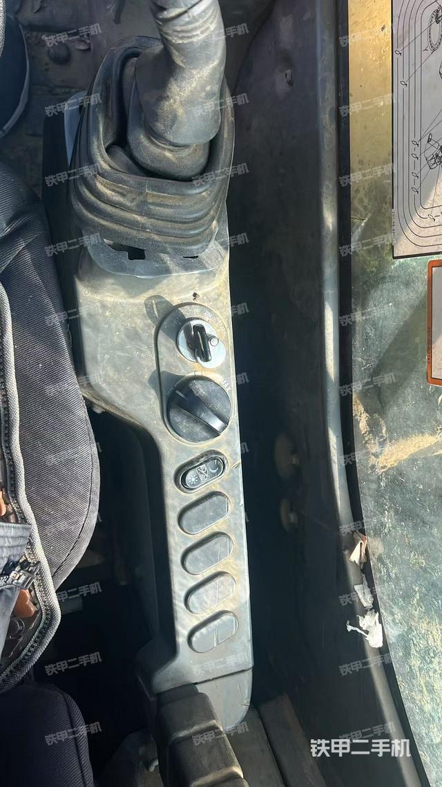 座椅右側(cè)控制臺/鑰匙門/油門/含右手柄（駕駛室部分）