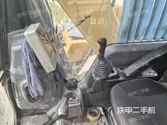 座椅左側(cè)控制臺/音響/含左手柄(駕駛室部分) 座椅左側(cè)控制臺/音響/含左手柄(駕駛室部分)