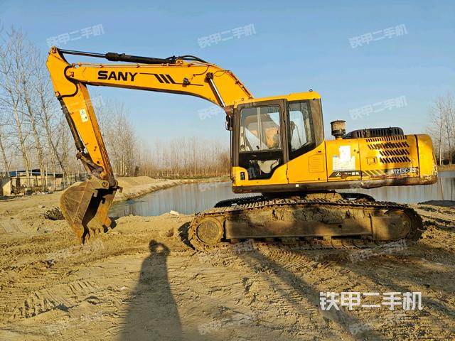三一重工SY215C挖掘机的设备实拍-第1张实拍照片