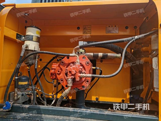 液壓泵艙室正面整體（整機外觀）