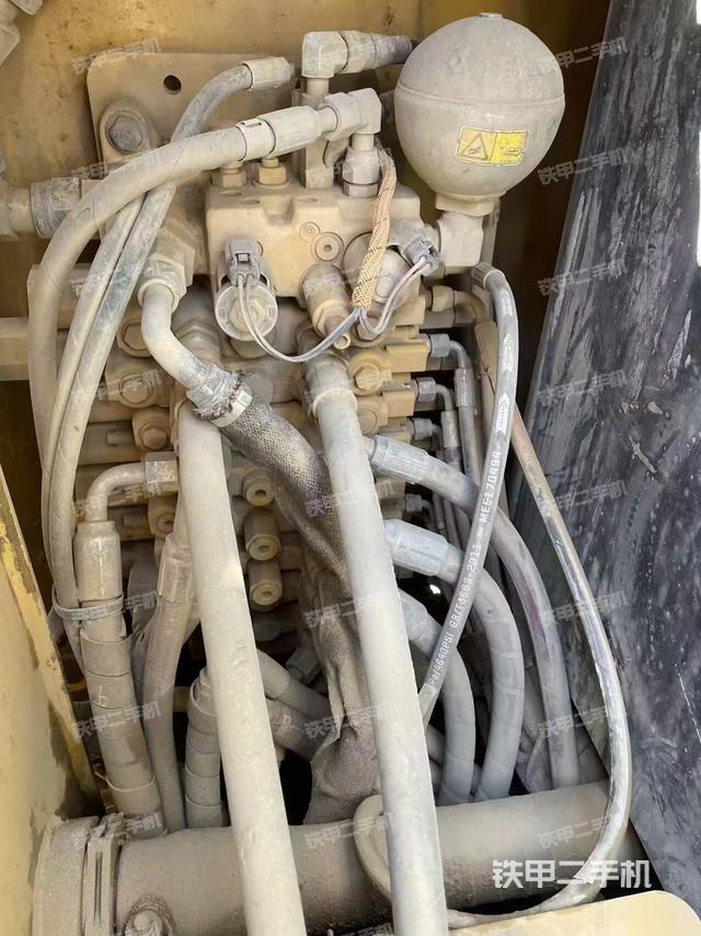 回轉(zhuǎn)馬達和主控閥(整機外觀) 回轉(zhuǎn)馬達和主控閥(整機外觀)