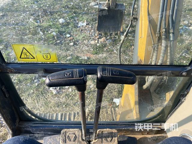 行走控制手柄和踏板?俯拍（駕駛室部分）