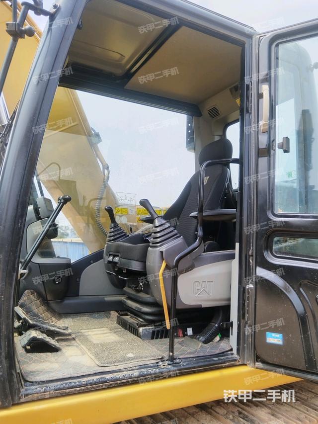 駕駛室整體(整機外觀) 駕駛室整體(整機外觀)