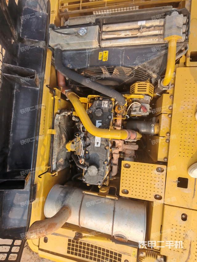 駕駛室頂部(整機(jī)外觀) 駕駛室頂部(整機(jī)外觀)