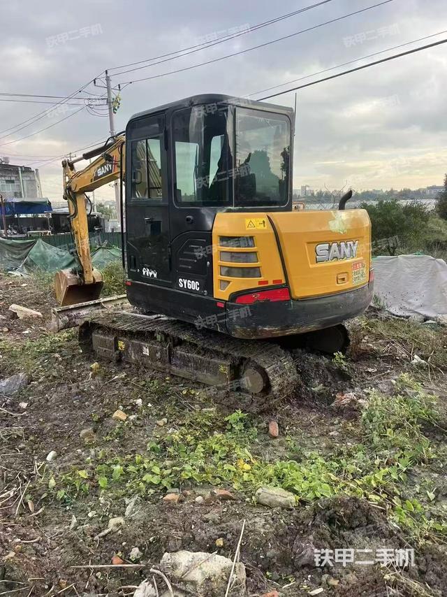 駕駛室頂部(整機(jī)外觀) 駕駛室頂部(整機(jī)外觀)