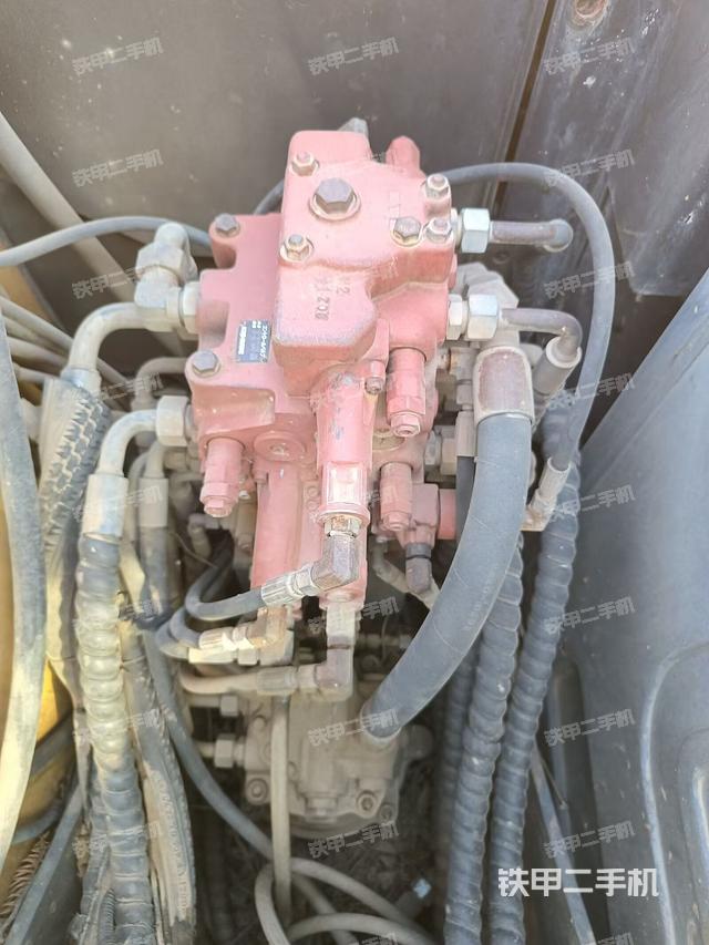 回轉(zhuǎn)馬達(dá)和主控閥（整機外觀）