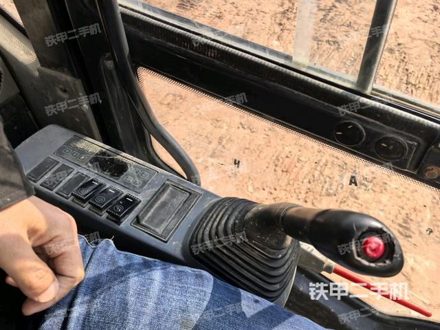 座椅右側(cè)控制臺(tái)/鑰匙門/油門/含右手柄（駕駛室部分）