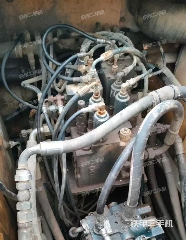 回转马达和主控阀（整机外观）