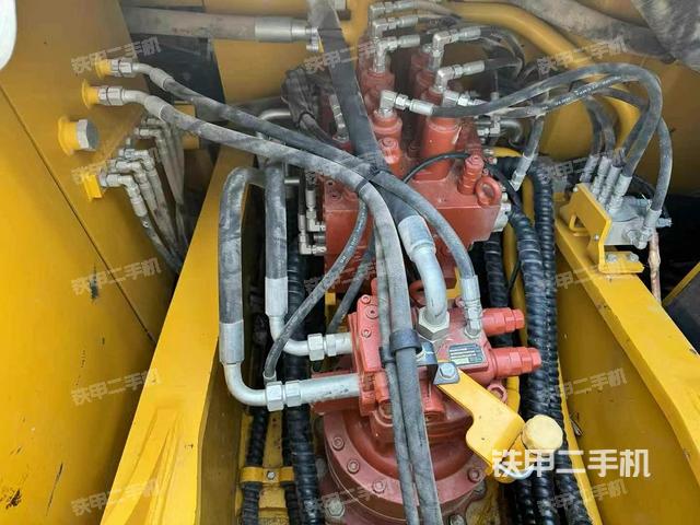 回轉馬達和主控閥(整機外觀) 回轉馬達和主控閥(整機外觀)