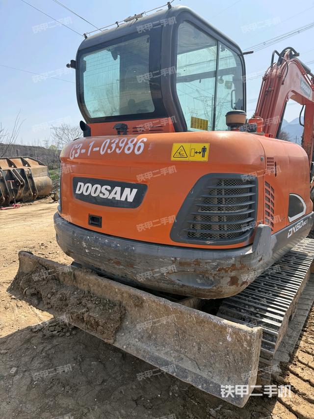 回轉(zhuǎn)馬達(dá)和主控閥（整機(jī)外觀）