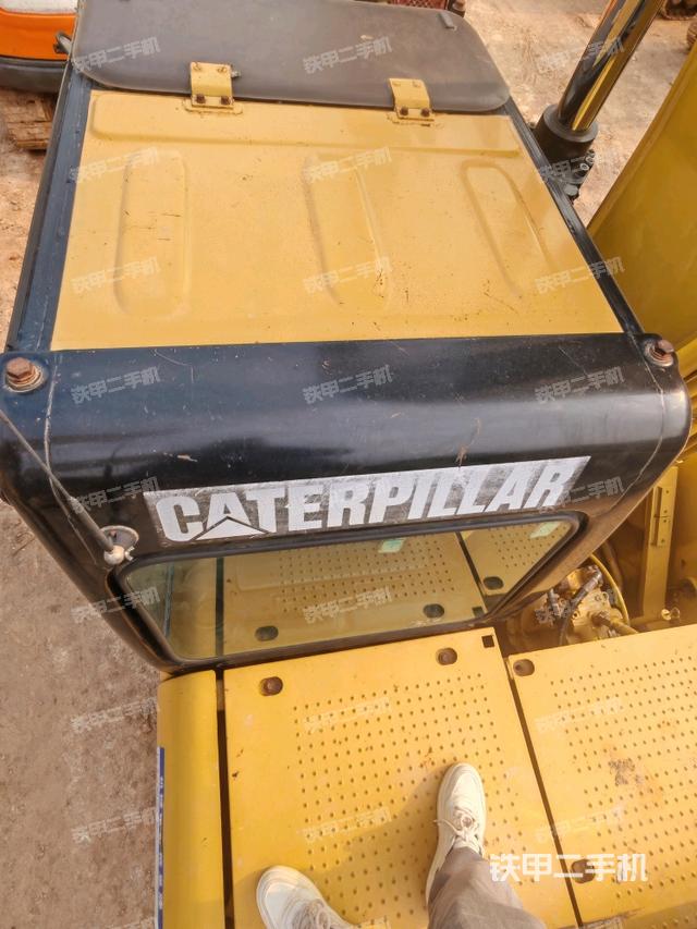 駕駛室整體(整機(jī)外觀) 駕駛室整體(整機(jī)外觀)