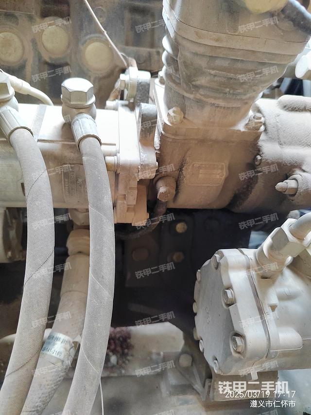 液壓泵艙室正面整體（整機外觀）