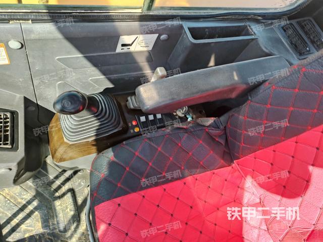 座椅右側(cè)控制臺(tái)/鑰匙門/油門/含右手柄（駕駛室部分）