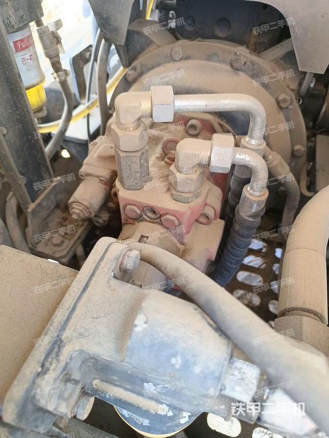 液壓泵艙室正面整體（整機外觀）