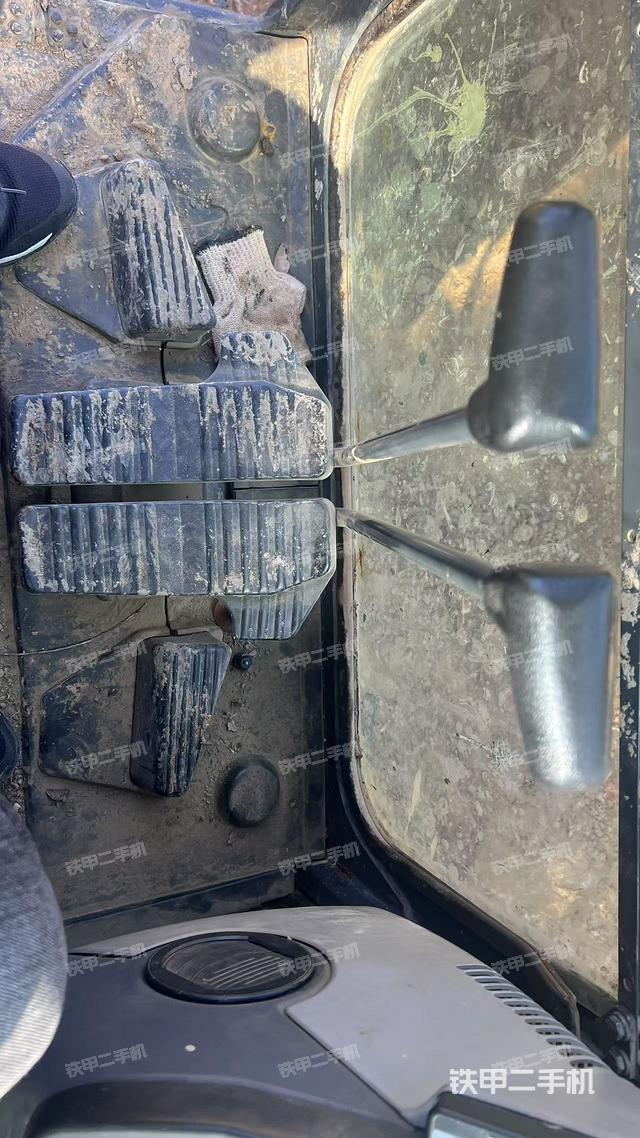 行走控制手柄和踏板?俯拍（駕駛室部分）