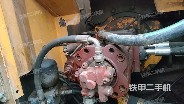 液压泵舱室正面整体（整机外观）