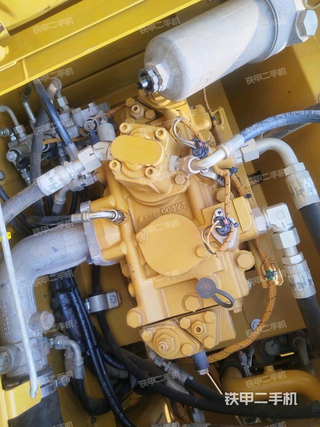 液壓泵艙室正面整體(整機外觀) 液壓泵艙室正面整體(整機外觀)