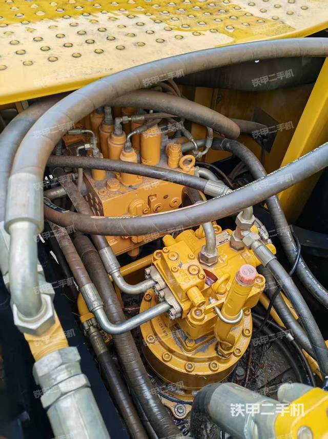 回转马达和主控阀（整机外观）