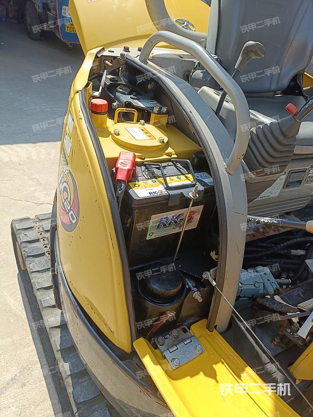 液压泵舱室正面整体（整机外观）