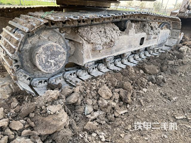 單側(cè)履帶整體(整機外觀) 單側(cè)履帶整體(整機外觀)