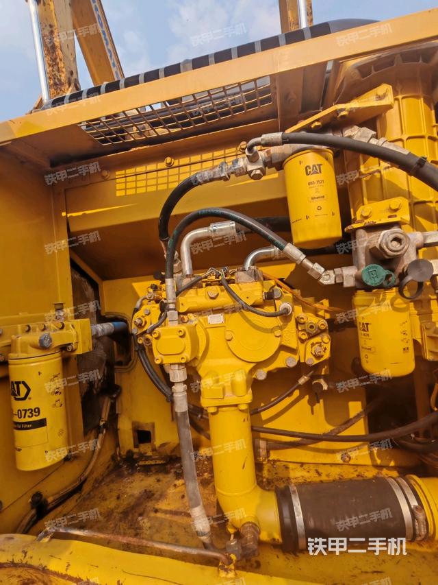 回轉(zhuǎn)馬達(dá)和主控閥(整機(jī)外觀) 回轉(zhuǎn)馬達(dá)和主控閥(整機(jī)外觀)