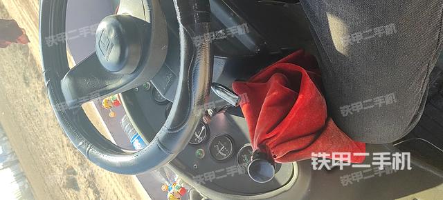 駕駛室工作臺(整機(jī)外觀及大件) 駕駛室工作臺(整機(jī)外觀及大件)