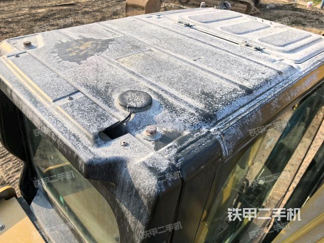 駕駛室頂部(整機(jī)外觀) 駕駛室頂部(整機(jī)外觀)