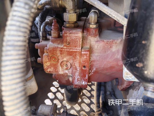 液壓泵艙室正面整體(整機外觀) 液壓泵艙室正面整體(整機外觀)