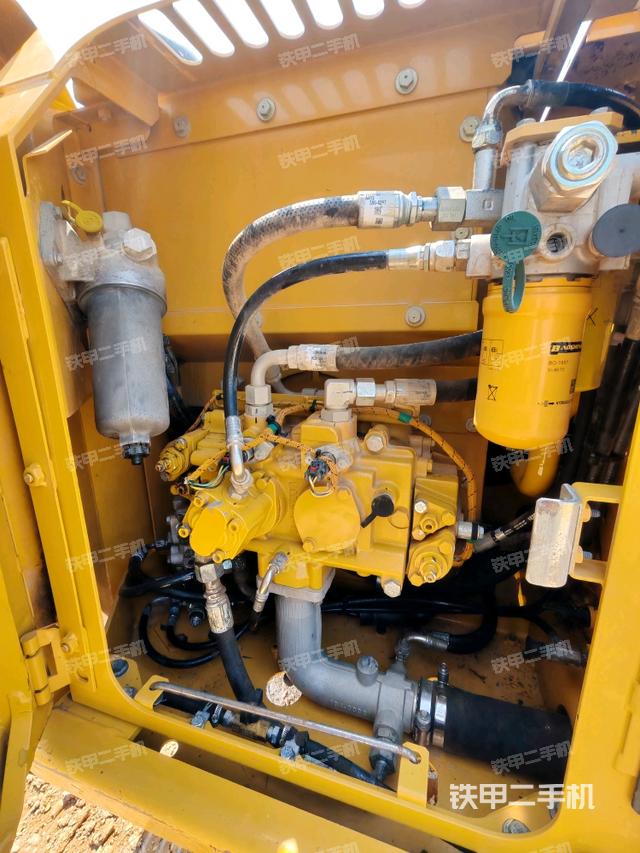 駕駛室頂部（整機外觀）