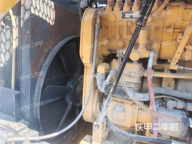 散熱器全景（壓路機(jī)發(fā)動(dòng)機(jī)艙）