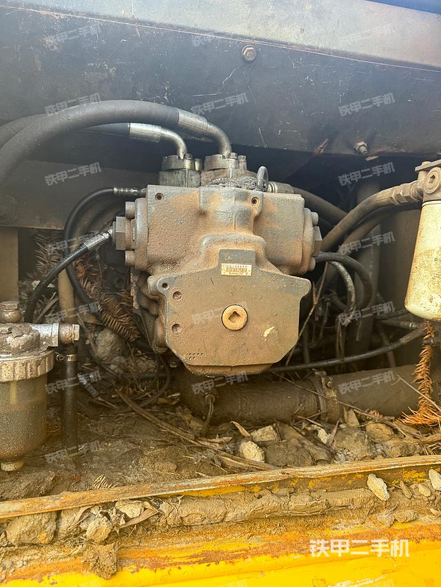 液压泵舱室正面整体（整机外观）