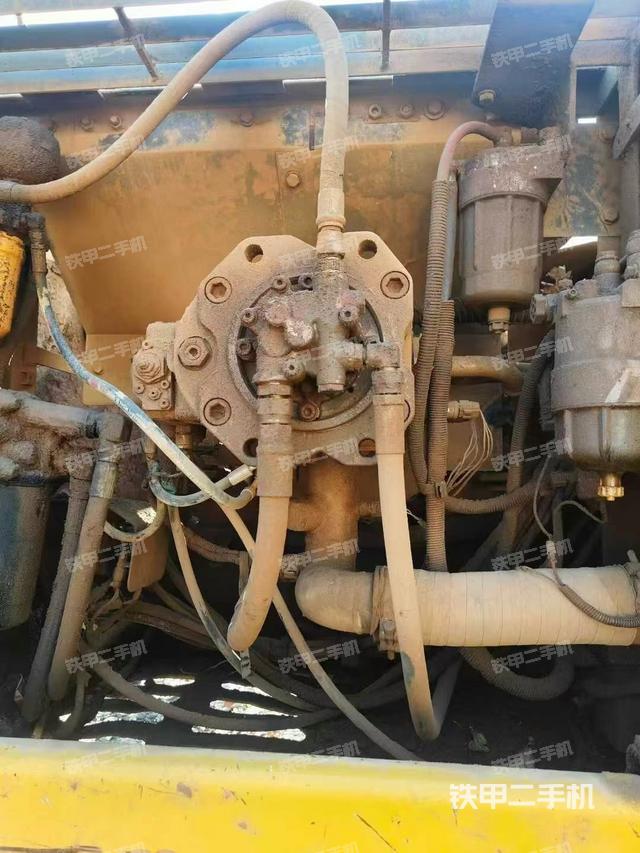 液壓泵艙室正面整體(整機(jī)外觀) 液壓泵艙室正面整體(整機(jī)外觀)