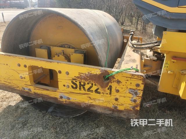 前輪右側(cè)減震塊連接及部件（壓路機(jī)前后車架）