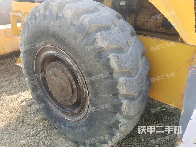 前輪左側(cè)減震塊連接及部件（壓路機(jī)前后車架）