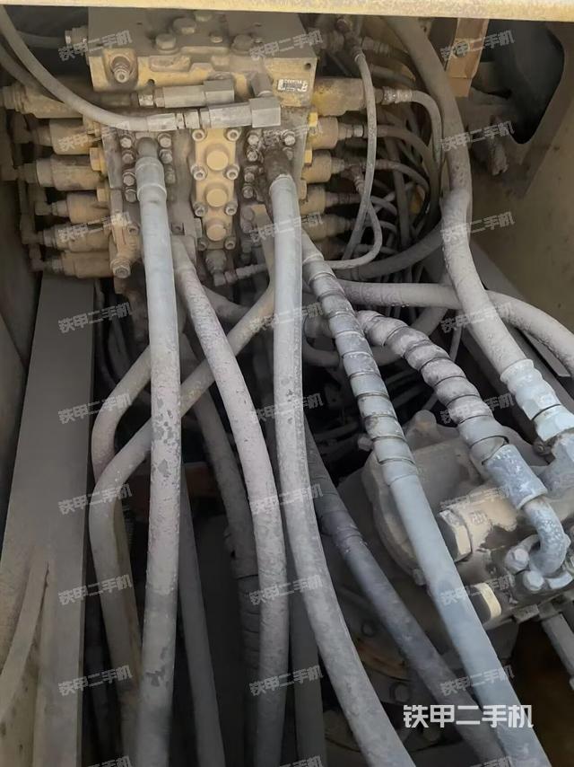 回轉(zhuǎn)馬達(dá)和主控閥(整機(jī)外觀) 回轉(zhuǎn)馬達(dá)和主控閥(整機(jī)外觀)