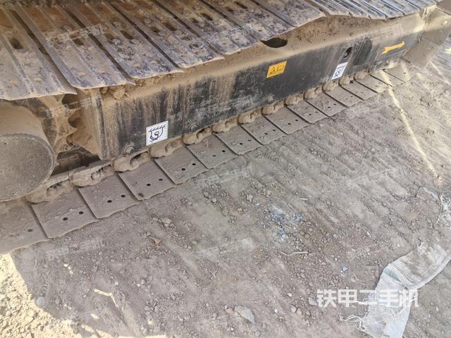 單側(cè)履帶整體(整機(jī)外觀) 單側(cè)履帶整體(整機(jī)外觀)