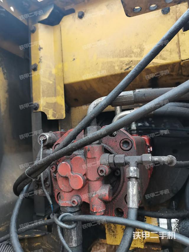 液压泵舱室正面整体（整机外观）