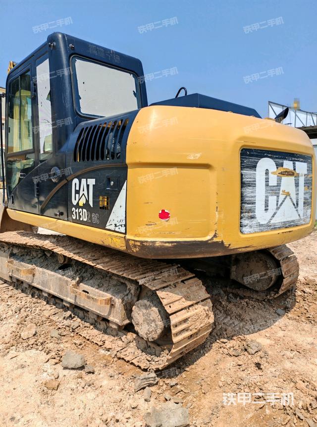卡特彼勒CAT®313D2 GC 小型液压挖掘机的设备实拍-第10张实拍照片