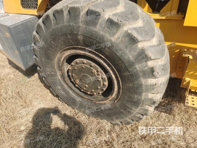 后輪右側(cè)全景（壓路機(jī)前后車架）