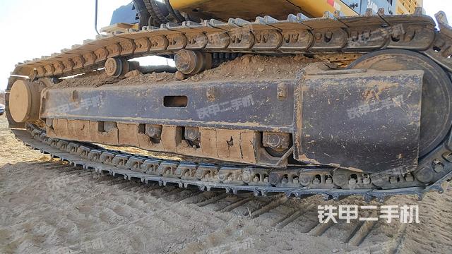 單側(cè)履帶整體(整機(jī)外觀) 單側(cè)履帶整體(整機(jī)外觀)