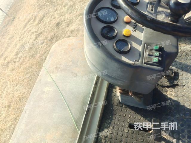 操作臺(tái)全景（壓路機(jī)駕駛室）