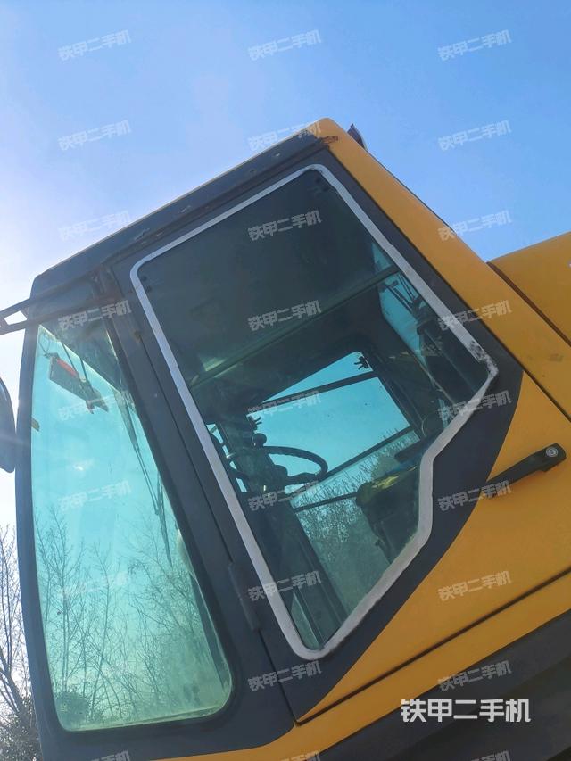 右側(cè)正面照（壓路機(jī)駕駛室）
