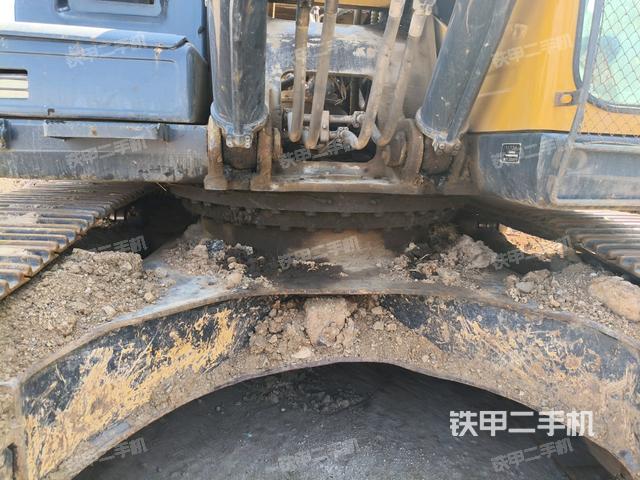 轉(zhuǎn)盤和下車架正前(工作和回轉(zhuǎn)裝置) 轉(zhuǎn)盤和下車架正前(工作和回轉(zhuǎn)裝置)