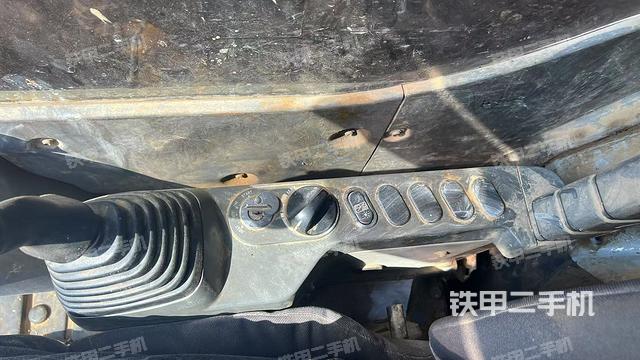 座椅右側(cè)控制臺(tái)/鑰匙門/油門/含右手柄（駕駛室部分）