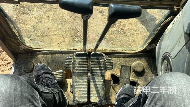 行走控制手柄和踏板?俯拍（駕駛室部分）