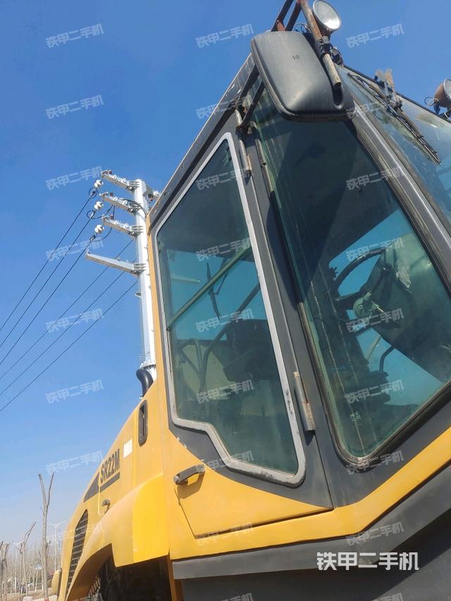 左側(cè)正面照（壓路機(jī)駕駛室）