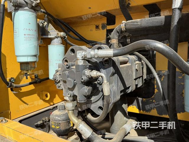 液壓泵艙室正面整體（整機外觀）