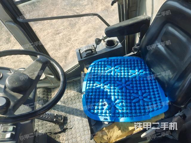 駕駛室內(nèi)座椅、儀表操作手柄全景（壓路機(jī)駕駛室）