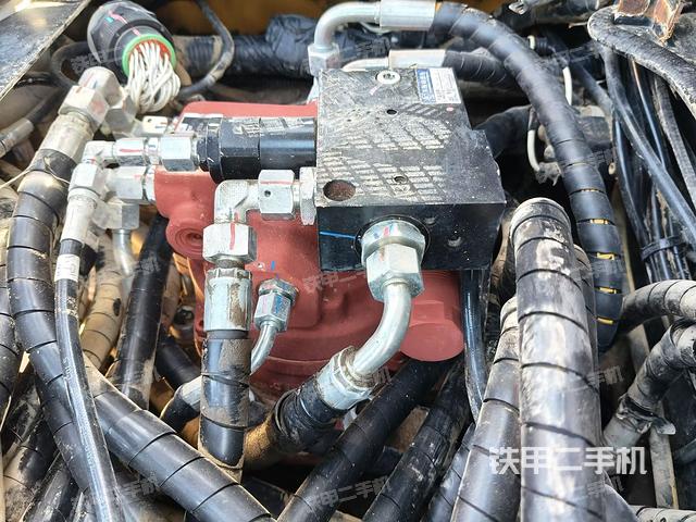 液壓泵艙室正面整體（整機外觀）