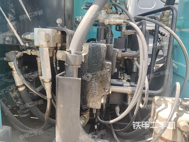 液压泵舱室正面整体（整机外观）